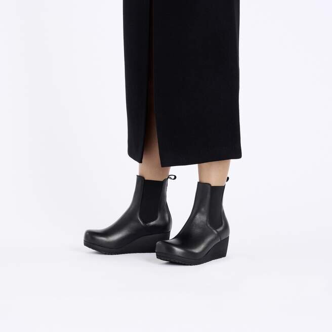 Ebba Slip-on i skinn, svart Ebba Slip-on i skinn, svart