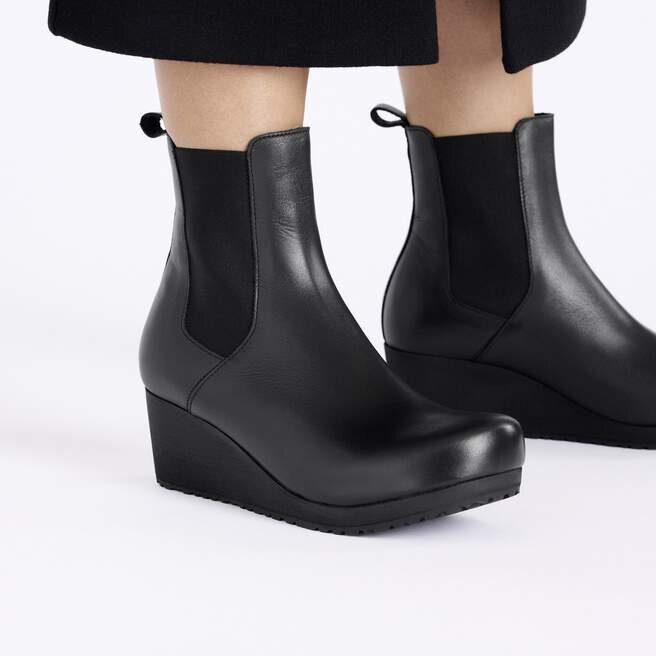 Ebba Slip-on i skinn, svart Ebba Slip-on i skinn, svart