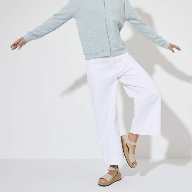 Glenda sandal i semsket skinn og tekstil Glenda sandal i semsket skinn og tekstil
